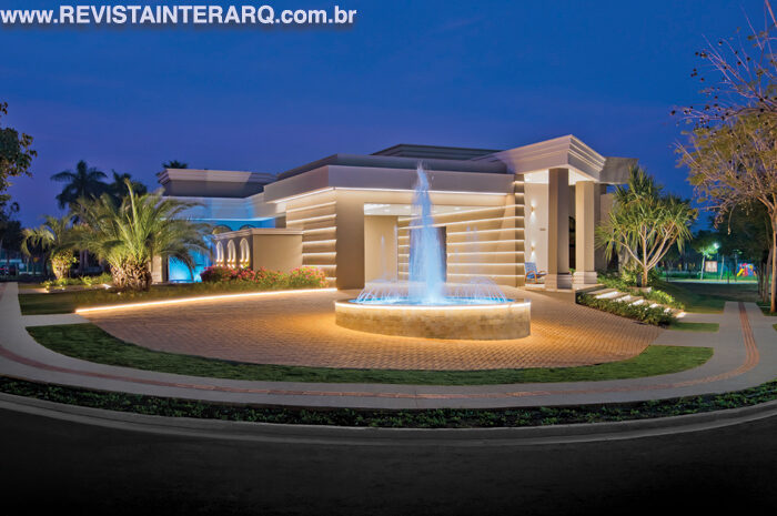 Este projeto de linhas neoclássicas tem ares de castelo - Revista InterArq | Arquitetura, Decoração, Design, Paisagismo e Lifestyle